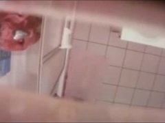 Sarışın annemin sıcak banyo seansını gizli kamera kaydetti