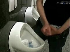 Brunetka z dużymi piersiami robi seks oralny i połyka spermę w toalecie publicznym