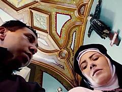 Испанская монахиня Раймунда признается священнику в своих влажных фантазиях в эротическом видео