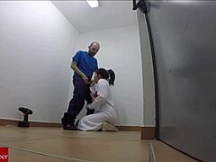 Spaanse exhibitionistische verpleegster wordt betrapt door de onderhoudsman