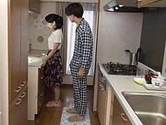 Zrela Japonka uživa v senzualnem drkanju in lizanju mučke