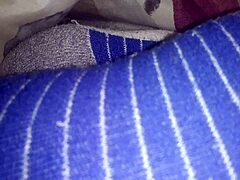 Fingering van mijn schattige vriend's slappe voeten in een videoclip met open sokken