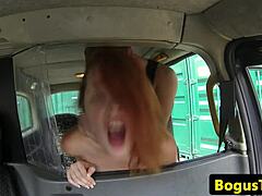 Eine reife MILF in Dessous wird von einem falschen Taxifahrer in ihre enge Muschi gefickt
