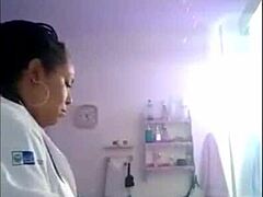 Uma massagista africana amadora dá um final feliz em uma câmera oculta - pocketstars.com