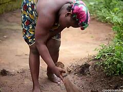 Uma dona de casa africana faz sexo ao ar livre com o cunhado