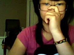 Fata thailandeză arată fundul și păsărica ei în emisiunea de pe webcam