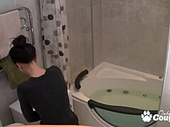 Voyeur natáčí na skrytou kameru hubenou dospívající, jak se koupe