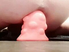 Masturbarea intensă cu un vibrator mare și jucării anale