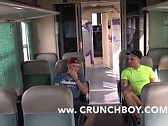 גבר ערבי יורד ומתלכלך ברכבת עם הומו זר