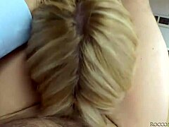 Sex de grup hardcore cu adorabilă blondă Sweet Cat în HD
