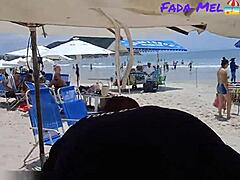 Amadores brasileiros em uma orgia de seios naturais na praia de Pernambuco