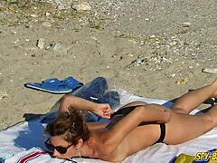 Video amateur de milfs en topless en la playa