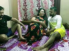 Intialainen MILF ja hänen rakastajansa harrastavat rotujenvälistä kolmikkoa