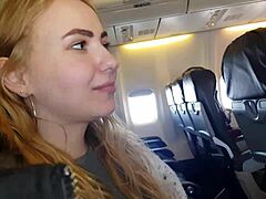 Bella Murs ger galet offentligt avsugning och handjobb på ett flygplan
