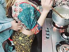 La moglie indiana riceve il culo scopato dal marito cornuto mentre cucina