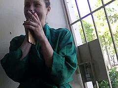 O marido cornudo vê Helena Price fumando e bebendo em um vídeo fetiche