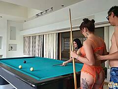 Solo Bellezas Giselle Montes and Yamileth Ramirez explore new billiards techniques with Alex Marina