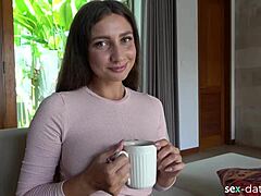 Μια μικρή μελαχρινή από ένα ίντερνετ ραντεβού προσκαλείται για τσάι και κάνει πίπα