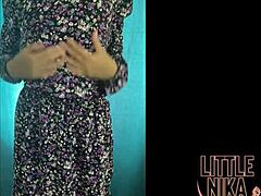Das virtuelle Video von Little Nikas, wie sie Strümpfe trägt und ihre Muschi stopft