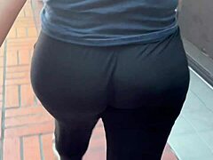 En pige med en stor røv viser sine krymmende kurver i skjulte leggings