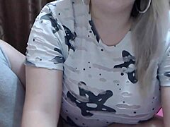 Une adolescente amateur aux gros seins et aux courbes se masturbe sur webcam