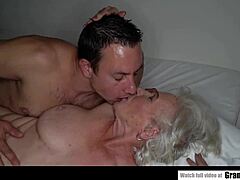 O bătrână își înșală soțul cu un tânăr