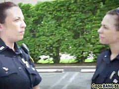 Video HD polisi pirang menghisap ayam hitam besar