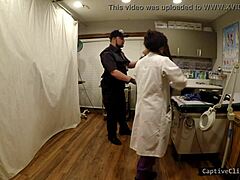 Egy rendőr elkapta a beteg természetes melleit egy rejtett kamerán, egy megalázó szőrtelen átkutatás során