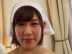 Rina Otomi, eine japanische Schönheit mit großen Brüsten, tritt in Doggystyle aus