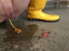 Wet and wild: Karina's wet piss fetish video
