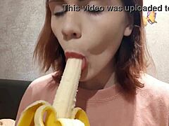 Die junge Casey Ven zeigt ihre Bananen-Fähigkeiten
