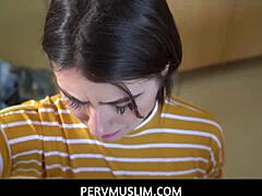 Хеджаб и мюсюлмански секс с арабска тийнейджърка в HD видео