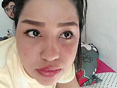 Η 18χρονη καστανή από την Κολομβία κάνει χειροκίνητο και πίπα σε HD βίντεο