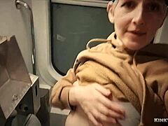 Buiten masturberen in de trein