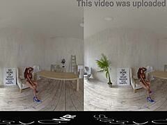 Gadis Bertato dengan Stoking Badan Menggoda dan Menari Telanjang di Kamera 180 VR