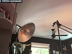 Seorang streamer memperlihatkan payudaranya yang besar dan mengekspos puting susunya dalam video solo