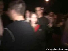 College Studentin bekommt beim Gruppenfick Mund und Pussy gefüllt