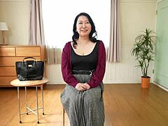 La ama de casa japonesa Tatsuko Ashikawas en su primer video porno
