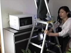 Asiatische Hausfrau wird von hinten gefickt und fingert
