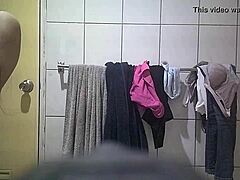 Guarda una ragazza fare il bagno in questo Video hot
