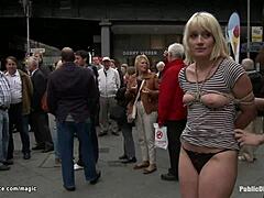 Δεμένη ξανθιά υποτάσσεται στη δημόσια ταπείνωση και τον πρωκτικό σεξ