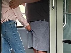 Egy titokzatos nő simogatja a hímtagomat a vonaton, ami arra készteti, hogy a mellékhelyiségben maszturbáljak