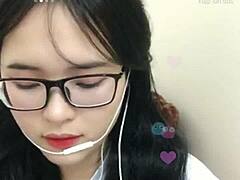 Une beauté asiatique diffuse son émission de webcam sensuelle sur Uplive