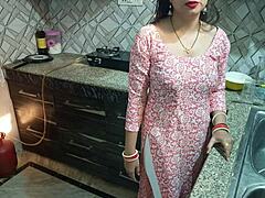 Indiase vrouwen feestelijke trio met haar man en zwager omvat anale seks en dirty talk