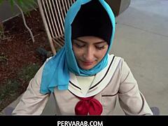 Arabische meid in hijab leert de penis van een man plezieren