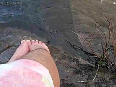 Kaki Mikas yang besar dan berbulu menikmati permainan tanpa alas kaki di dalam air
