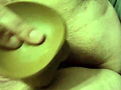 Curvy MILF reaches orgasm with homemade dildo