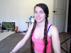 Uma adolescente se despe e se masturba com as calcinhas rasgadas