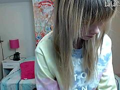 Webcam-show met een prachtige brunette die zichzelf vermaakt met vingers en speelgoed