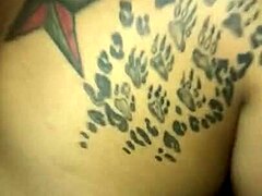 Ebenul tatuat devine dur cu penisul alb al iubitului ei